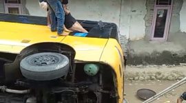 Warga sekitar saat membantu evakuasi mahasiswa yang terjebak dalam bus. (Istimewa)