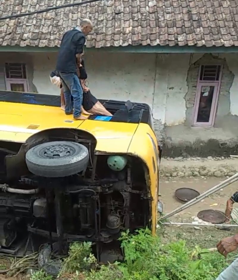 Warga sekitar saat membantu evakuasi mahasiswa yang terjebak dalam bus. (Istimewa)