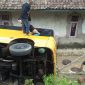 Warga sekitar saat membantu evakuasi mahasiswa yang terjebak dalam bus. (Istimewa)