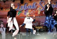 Bupati Lebak, Iti Octavia Jayabaya saat tampil di Festival Lebak Selatan. (Istimewa)
