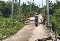 Kondisi jembatan Puan Maharani di Kabupaten Lebak dalam keadaan rusak parah. (Dok. Warta Banten)