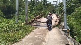 Kondisi jembatan Puan Maharani di Kabupaten Lebak dalam keadaan rusak parah. (Dok. Warta Banten)