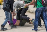 FOTO ILUSTRASI. Dikeroyok massa. Seorang pria di Kecamatan Cimarga babak belur dihakimi massa. (Dok. Okezone news)