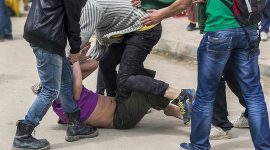 FOTO ILUSTRASI. Dikeroyok massa. Seorang pria di Kecamatan Cimarga babak belur dihakimi massa. (Dok. Okezone news)