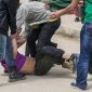 FOTO ILUSTRASI. Dikeroyok massa. Seorang pria di Kecamatan Cimarga babak belur dihakimi massa. (Dok. Okezone news)