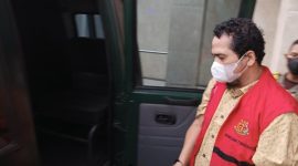 Tersangka EHP saat ditahan oleh penyidik Kejati Banten (Bahtiar Rifai/detikcom)