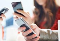 FOTO ILUSTRASI. Masyarakat mengakses gadget. (Dok. Getty Images/HuffingtonPost)