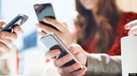 FOTO ILUSTRASI. Masyarakat mengakses gadget. (Dok. Getty Images/HuffingtonPost)