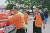 BPBD Lebak saat membagikan nasi kotak kepada masyarakat memperingati HUT Kabupaten Lebak 194. (Istimewa)