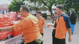 BPBD Lebak saat membagikan nasi kotak kepada masyarakat memperingati HUT Kabupaten Lebak 194. (Istimewa)