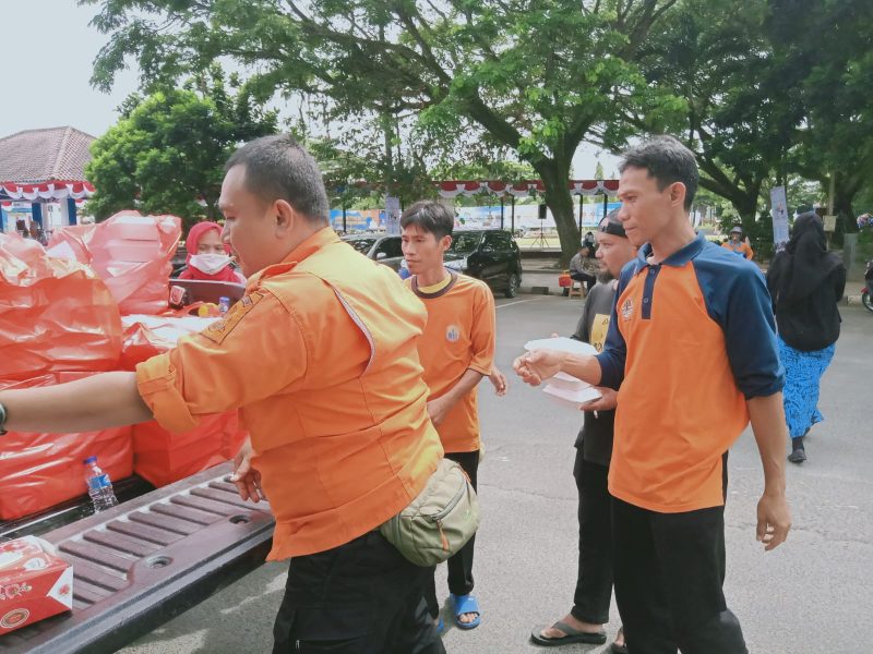 BPBD Lebak saat membagikan nasi kotak kepada masyarakat memperingati HUT Kabupaten Lebak 194. (Istimewa)