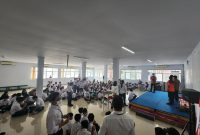 Relawan BPBD Lebak saat menggelar simulasi menghadapi gempa bumi di sekolah Saint Alfa School. (Istimewa)