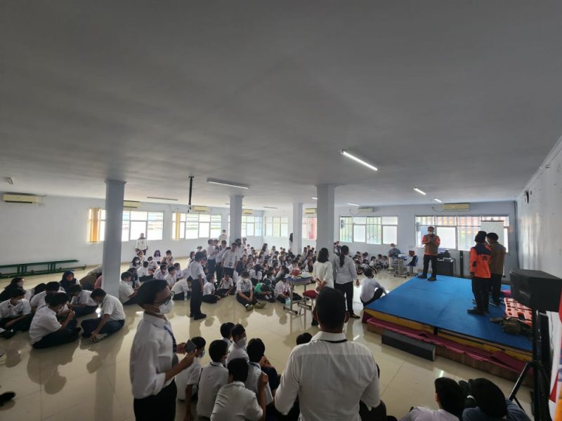 Relawan BPBD Lebak saat menggelar simulasi menghadapi gempa bumi di sekolah Saint Alfa School. (Istimewa)