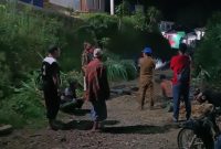 Warga Cikamunding saat gotong-royong memperbaiki drainase macet di Kampung Pasirbodas. (Istimewa)