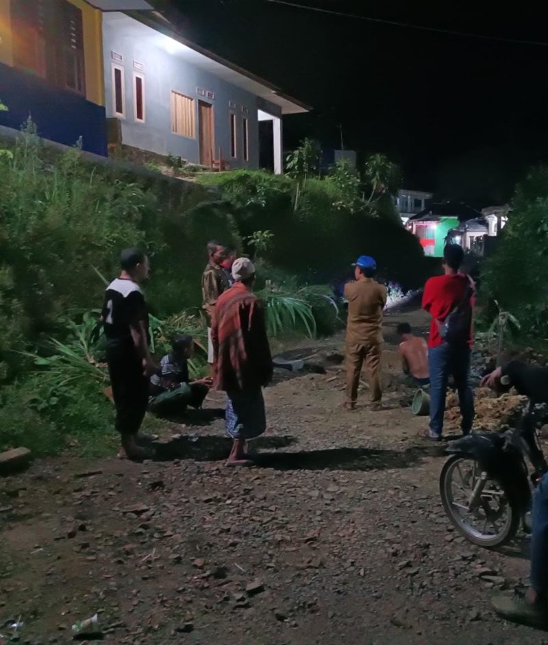 Warga Cikamunding saat gotong-royong memperbaiki drainase macet di Kampung Pasirbodas. (Istimewa)