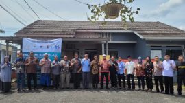 Warga Desa Sukarendah, Kecamatan Warunggunung, Kabupaten Lebak saat foto bersama usai melaunching Gerakan Nol Limbah. (Istimewa)