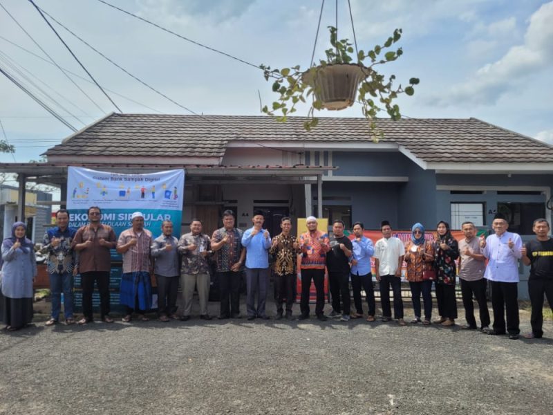 Warga Desa Sukarendah, Kecamatan Warunggunung, Kabupaten Lebak saat foto bersama usai melaunching Gerakan Nol Limbah. (Istimewa)