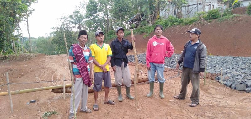 Warga saat mendatangi Proyek PT Tiger Chamois Indonesia karena disebut telah menyerobot lahan. (Istimewa)