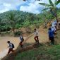 Para pelajar SDN 1 dan 3 Cikamunding saat akan pergi sekolah. Mereka terpaksa melewati persawahan dan hutan agar lebih cepat datang ke sekolah. (Istimewa)