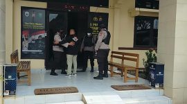Polisi bersenjata lengkap berjaga di Mapolsek Rangkasbitung. Hal itu dilakukan untuk mencegah hal-hal yang tidak diinginkan selepas peristiwa di Polsek Astanaanyar. (Istimewa)