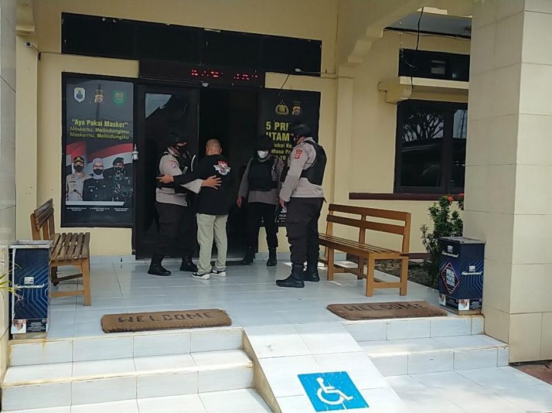 Polisi bersenjata lengkap berjaga di Mapolsek Rangkasbitung. Hal itu dilakukan untuk mencegah hal-hal yang tidak diinginkan selepas peristiwa di Polsek Astanaanyar. (Istimewa)