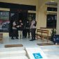 Polisi bersenjata lengkap berjaga di Mapolsek Rangkasbitung. Hal itu dilakukan untuk mencegah hal-hal yang tidak diinginkan selepas peristiwa di Polsek Astanaanyar. (Istimewa)