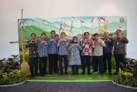 Bupati Lebak, Iti Octavia Jayabaya beserta jajaran saat foto bersama di photobooth wisata unggulan Lebak yang berada di Terminal 3 kedatangan Bandara Soekarno - Hatta. (Istimewa)