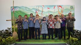 Bupati Lebak, Iti Octavia Jayabaya beserta jajaran saat foto bersama di photobooth wisata unggulan Lebak yang berada di Terminal 3 kedatangan Bandara Soekarno - Hatta. (Istimewa)