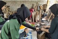 Empat karyawan Susilwati ketika memproduksi emping melinjo. Bisnis ini ternyata bisa menghasilkan cuan yang begitu menggiurkan. (Istimewa)