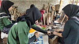 Empat karyawan Susilwati ketika memproduksi emping melinjo. Bisnis ini ternyata bisa menghasilkan cuan yang begitu menggiurkan. (Istimewa)