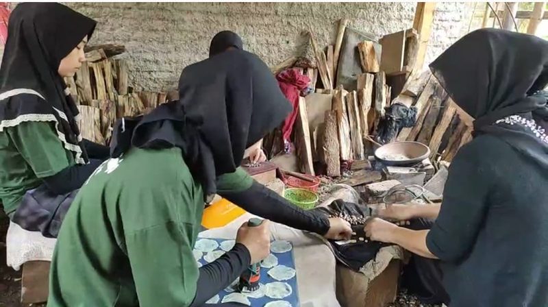 Empat karyawan Susilwati ketika memproduksi emping melinjo. Bisnis ini ternyata bisa menghasilkan cuan yang begitu menggiurkan. (Istimewa)