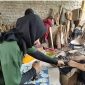 Empat karyawan Susilwati ketika memproduksi emping melinjo. Bisnis ini ternyata bisa menghasilkan cuan yang begitu menggiurkan. (Istimewa)
