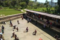 Warga Cikamunding saat mengikuti kegiatan 'ngabedolkeun' di kolam dekat kawasan Situ Bersejarah. (Istimewa)