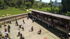 Warga Cikamunding saat mengikuti kegiatan 'ngabedolkeun' di kolam dekat kawasan Situ Bersejarah. (Istimewa)