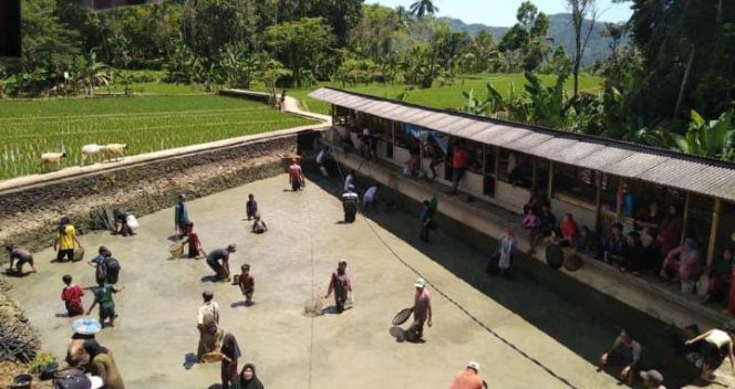 Warga Cikamunding saat mengikuti kegiatan 'ngabedolkeun' di kolam dekat kawasan Situ Bersejarah. (Istimewa)