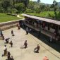 Warga Cikamunding saat mengikuti kegiatan 'ngabedolkeun' di kolam dekat kawasan Situ Bersejarah. (Istimewa)