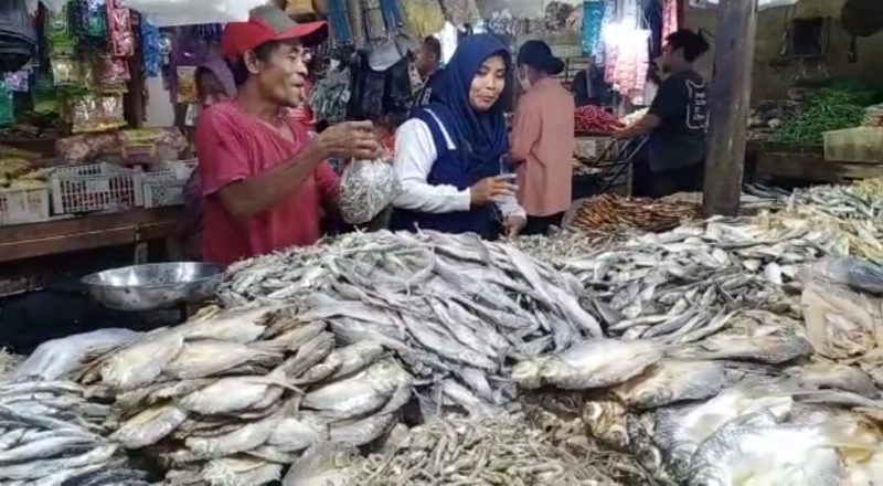 Pedagang ikan asin di Pasar Rangkasbitung. Mendekati pergantian akhir tahun harga ikan asin mengalami lonjakan. (Istimewa)