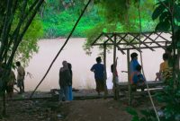 Warga saat akan melakukan pencarian terhadap Oki (15). Anak Baru Gede (ABG) asal Kecamatan Cibadak itu hilang ketika mencoba menyelamatkan temannya yang tenggelam di sungai Ciujung. (Istimewa)