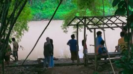 Warga saat akan melakukan pencarian terhadap Oki (15). Anak Baru Gede (ABG) asal Kecamatan Cibadak itu hilang ketika mencoba menyelamatkan temannya yang tenggelam di sungai Ciujung. (Istimewa)
