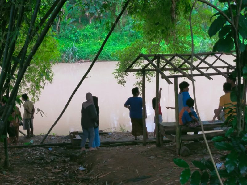 Warga saat akan melakukan pencarian terhadap Oki (15). Anak Baru Gede (ABG) asal Kecamatan Cibadak itu hilang ketika mencoba menyelamatkan temannya yang tenggelam di sungai Ciujung. (Istimewa)