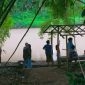 Warga saat akan melakukan pencarian terhadap Oki (15). Anak Baru Gede (ABG) asal Kecamatan Cibadak itu hilang ketika mencoba menyelamatkan temannya yang tenggelam di sungai Ciujung. (Istimewa)