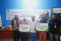 Warga Cikamunding saat menerima santunan kematian dari BPJAMSOSTEK. (Istimewa)