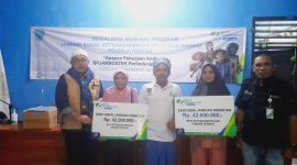 Warga Cikamunding saat menerima santunan kematian dari BPJAMSOSTEK. (Istimewa)