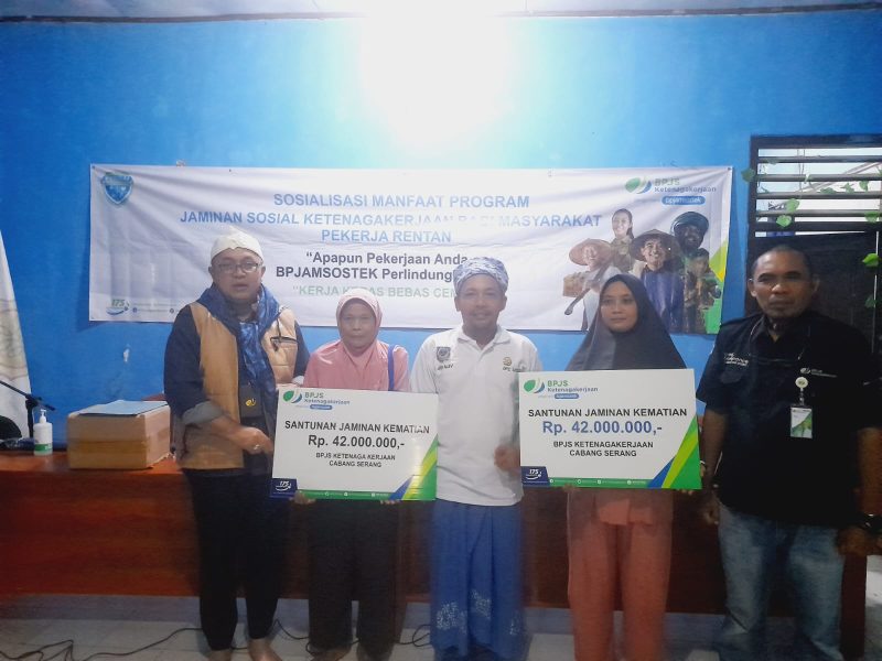 Warga Cikamunding saat menerima santunan kematian dari BPJAMSOSTEK. (Istimewa)