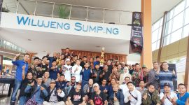 President Director Bil Grup, Nabil Jayabaya (tengah) saat foto bersama dengan para pecinta batu kalimaya dalam acara kontes dan lelang batu permata kalimaya. (Dailyhits)