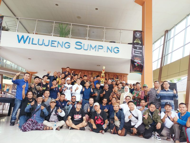 President Director Bil Grup, Nabil Jayabaya (tengah) saat foto bersama dengan para pecinta batu kalimaya dalam acara kontes dan lelang batu permata kalimaya. (Dailyhits)