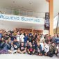President Director Bil Grup, Nabil Jayabaya (tengah) saat foto bersama dengan para pecinta batu kalimaya dalam acara kontes dan lelang batu permata kalimaya. (Dailyhits)