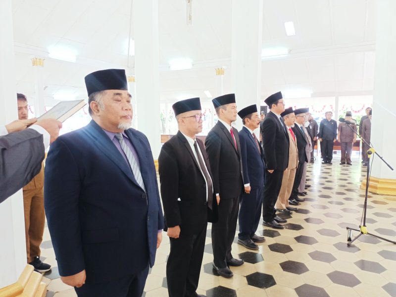 Sepuluh pejabat eselon II kabupaten Lebak saat diambil sumpah. (Dailyhits)