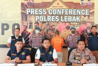 Kasatreskrim Polres Lebak, IPTU Andi Kurniady Eka Setyabudi (tengah) mengatakan mantan pejabat Dinsos Lebak sempat melarikan diri usai korupsi duit bansos Rp308 juta. (Dailyhits)