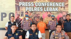 Kasatreskrim Polres Lebak, IPTU Andi Kurniady Eka Setyabudi (tengah) mengatakan mantan pejabat Dinsos Lebak sempat melarikan diri usai korupsi duit bansos Rp308 juta. (Dailyhits)
